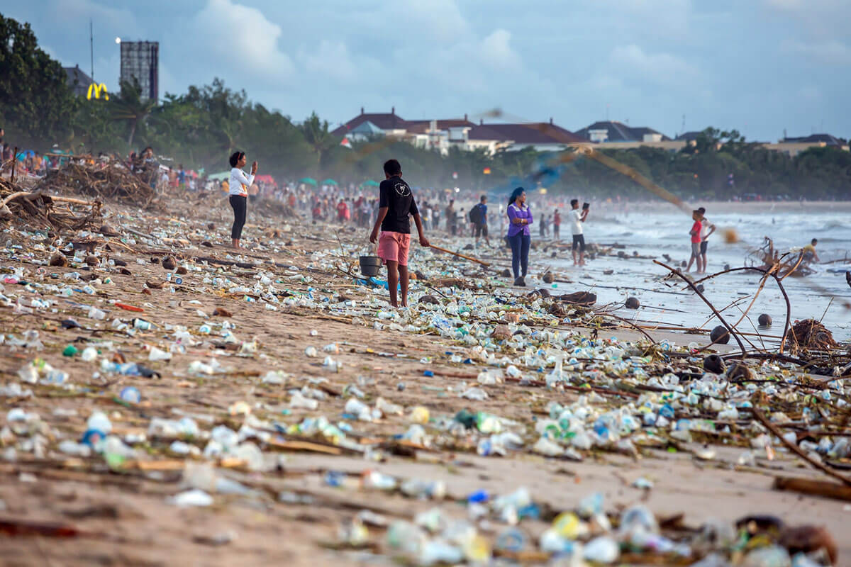 Botol plastik dan tumpukan sampah lainnya di Pantai Kuta, Bali, Indonesia, 12 Februari 2017