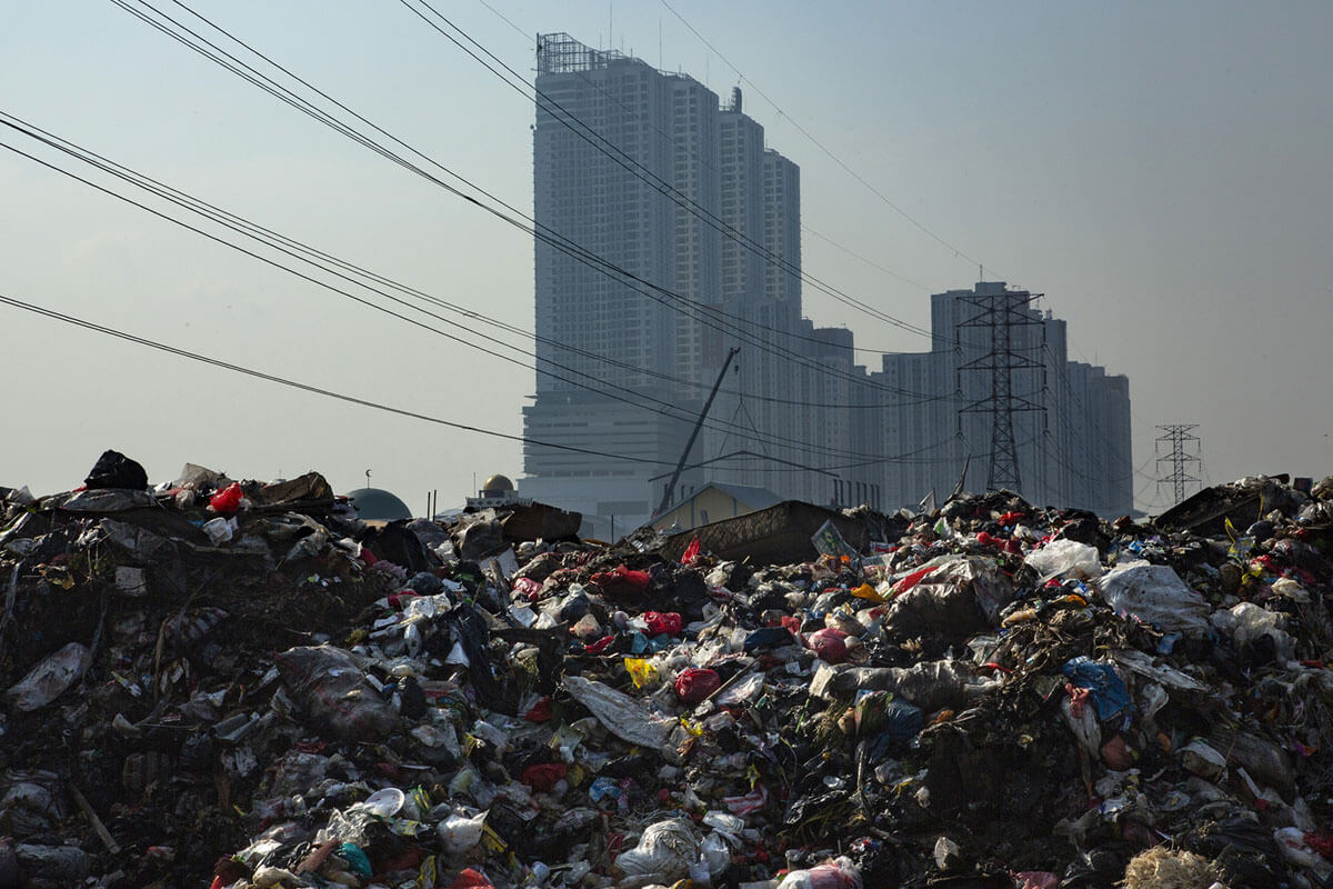 Timbunan sampah plastik di sebuah TPS di Jakarta, Indonesia, 31 Mei 2018. Indonesia menempati peringkat kedua pencemar laut terbesar di dunia setelah China, dengan 187,2 juta ton sampah plastik setiap tahun. Seperti banyak negara berkembang, Indonesia tidak memiliki infrastruktur untuk mengelola limbah secara efektif. Sedemikian parahnya masalah ini, sehingga TNI pun dikerahkan untuk membantu membersihkan sungai dan saluran air yang tersumbat oleh botol, tas, dan kemasan plastik lainnya.