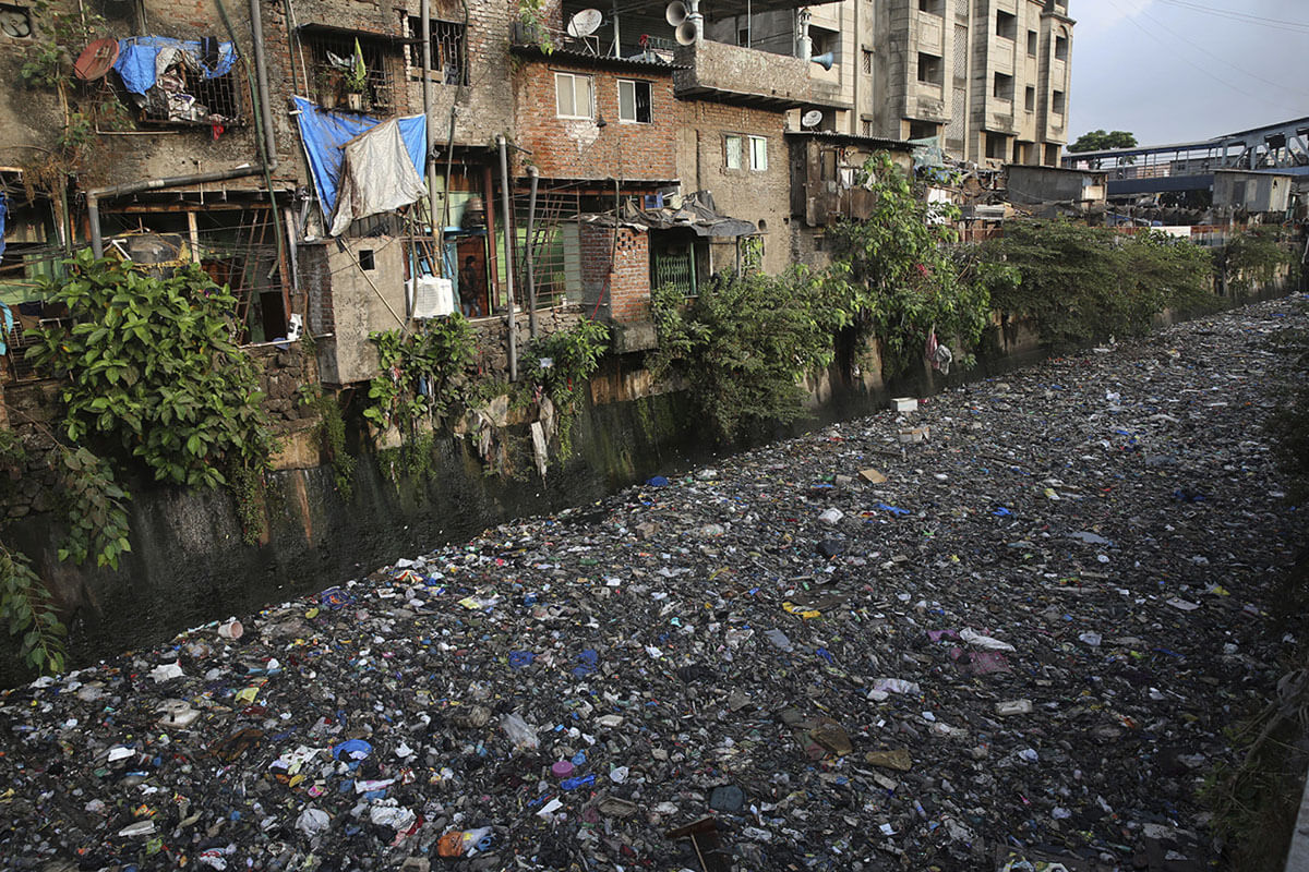 Sampah menyumbat kanal yang tercemar di Mumbai, India, 4 Juni 2018