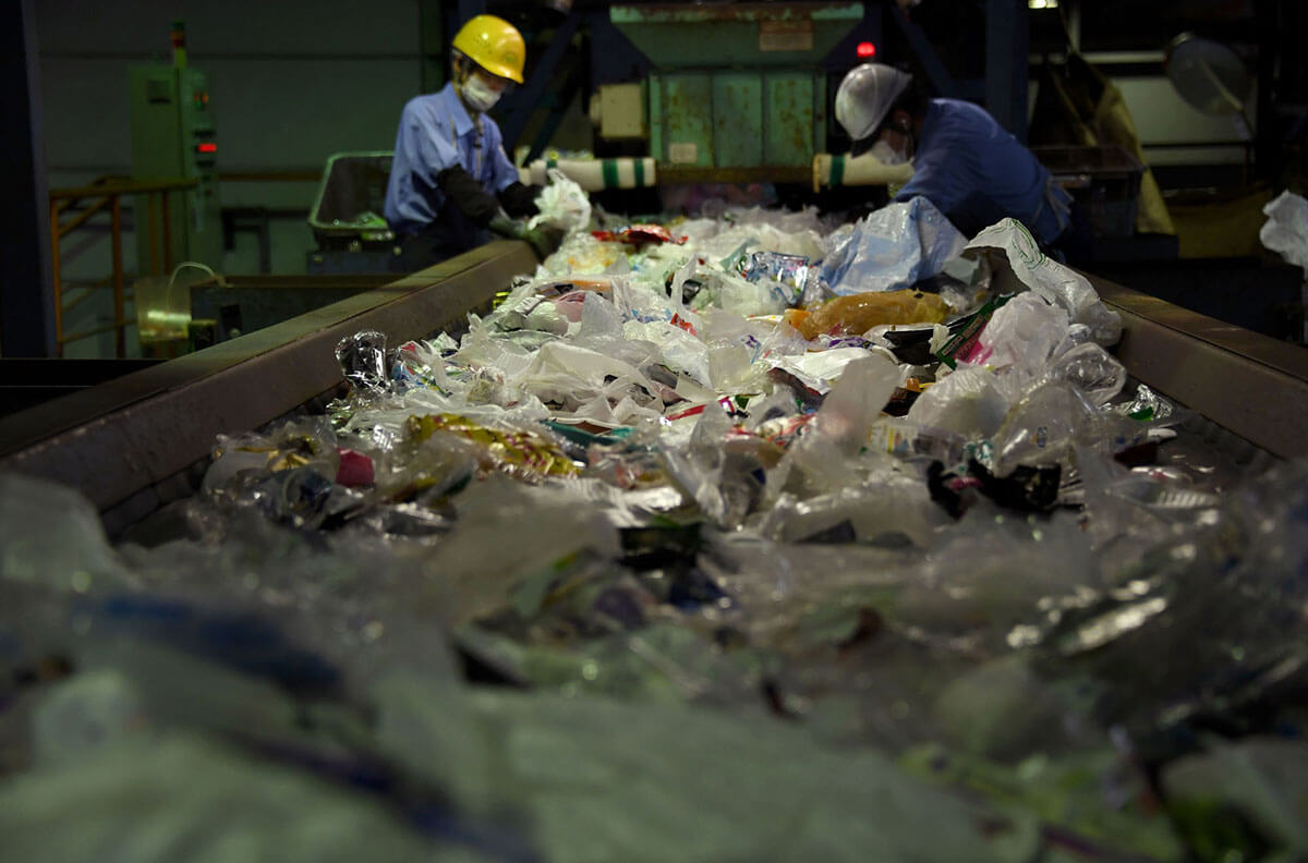 Pekerja memilah sampah sekali pakai dari bahan plastik yang dapat didaur ulang di ban berjalan pusat daur ulang Ichikawa Kankyo di Narashino, Chiba, 14 Mei 2018. Pemerintah kota Tokyo Katsushika mengangkut sekitar 10 ton plastik yang dapat didaur ulang ke pusat daur ulang setiap hari.